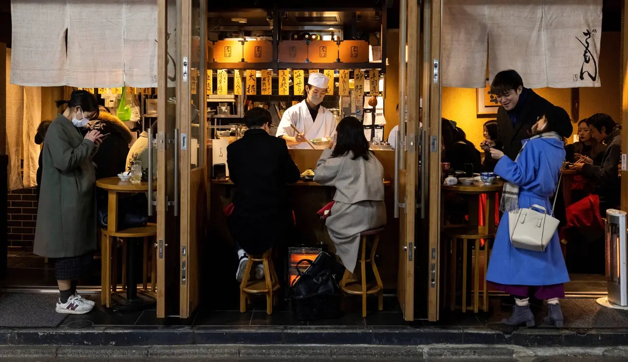 Orang-orang makan di sebuah restoran di Tokyo (19/1/2022). Pemerintah Jepang menyetujui pembatasan virus corona baru di sebagian besar negara, termasuk ibu kota untuk memerangi rekor infeksi yang dipicu oleh varian Omicron. (AFP/Behrouz Mehri)