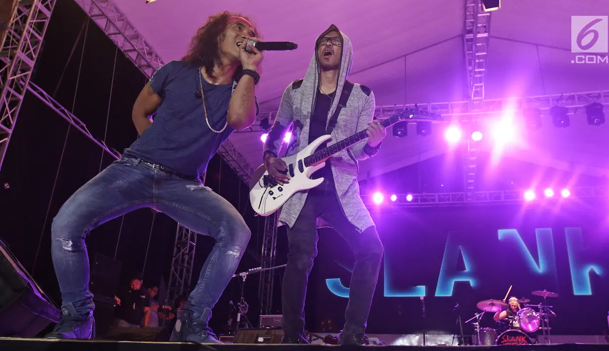 Penampilan personel Slank, Kaka dan Ridho di atas panggung konser perayaan HUT ke-34 Slank di JIExpo Kemayoran, Jakarta, Selasa (26/12). Band rock ternama Indonesia, Slank, baru saja merayakan ulang tahunnya yang ke-34. (Liputan6.com/Herman Zakharia)
