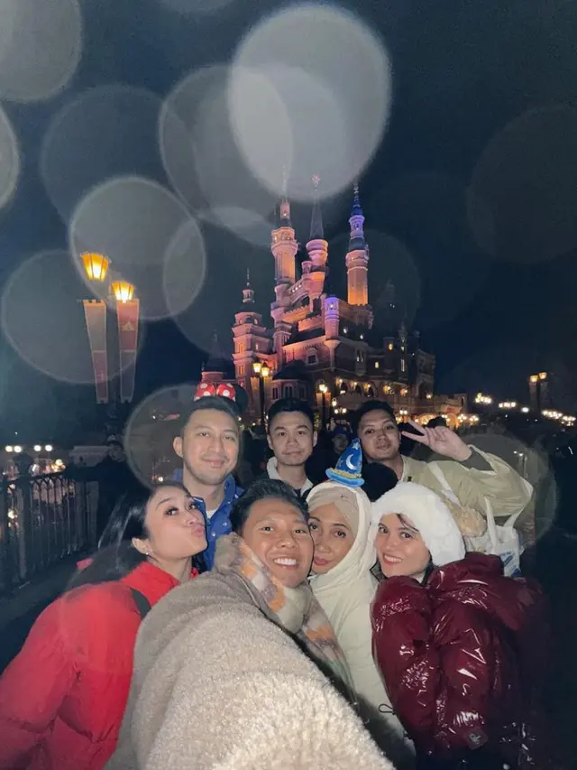 Potret cantik Marsha Aruan di Shanghai Disneyland Park. (credit:instagram.com/aruanmarsha)