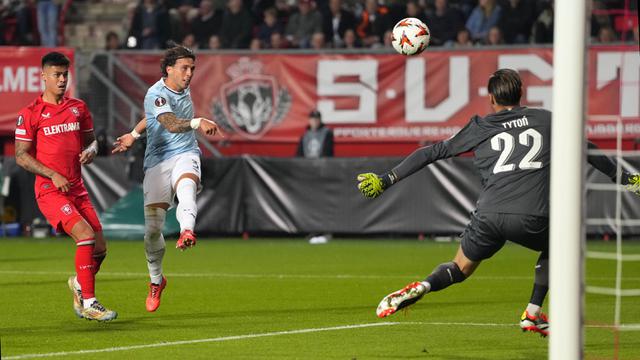 Foto: Aksi Mees Hilgers saat Twente Menjamu Lazio di Liga Europa, Gagal Bendung Le Aquile