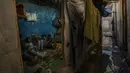 Air selokan mengalir di samping gubuk yang dibangun di kompleks tempat penampungan bobrok untuk para tunawisma di New Delhi, Jumat, 30 Desember 2022. Meskipun tempat penampungan malam kota adalah tempat perlindungan bagi banyak orang yang seharusnya tidur di dekat bundaran dan underpass yang sibuk lalu lintas, kebanyakan orang di sana hidup dalam kondisi yang keras. (AP Photo/Altaf Qadri)