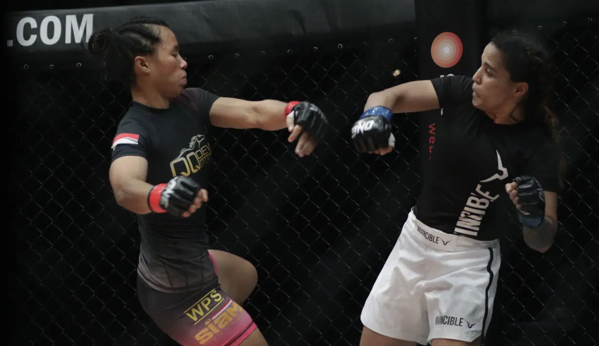 Petarung Indonesia, Priscilla Lumban Gaol, beradu pukulan dengan petarung India, Puja Tomar, saat bertarung pada laga ONE Championship di Istora Senayan, Jakarta, Sabtu (19/1). Priscilla kalah dari Puja. (Bola.com/M. Iqbal Ichsan)
