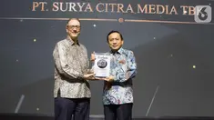 Direktur SCM, Imam Sudjarwo, menerima penghargaan dari Forbes Indonesia dalam acara bertajuk Best of the Best di Jakarta, Rabu (30/10/2019). SCM meraih penghargaan berkategori perusahaan dengan kapitalisasi pasar (market capitalization) di atas USD 1 miliar. (Liputan6.com/Faizal Fanani)