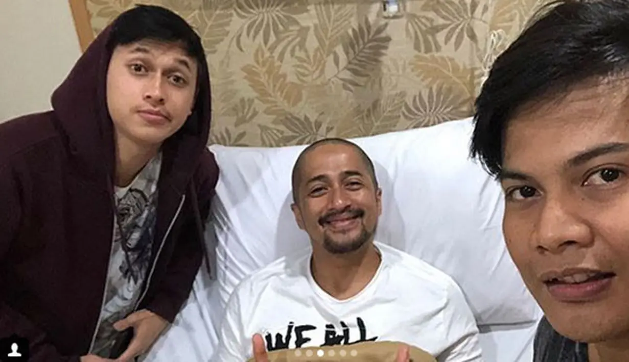 “Alhamdulillah diputuskan oleh tim dokter katanya saya sudah boleh pulang jadi certanya kemarin itu penyakit lama saya kambuh kembali yaitu ginjal saya sakit,” tutur Irfan di video tersebut. (Instagram/irfanhakim75)