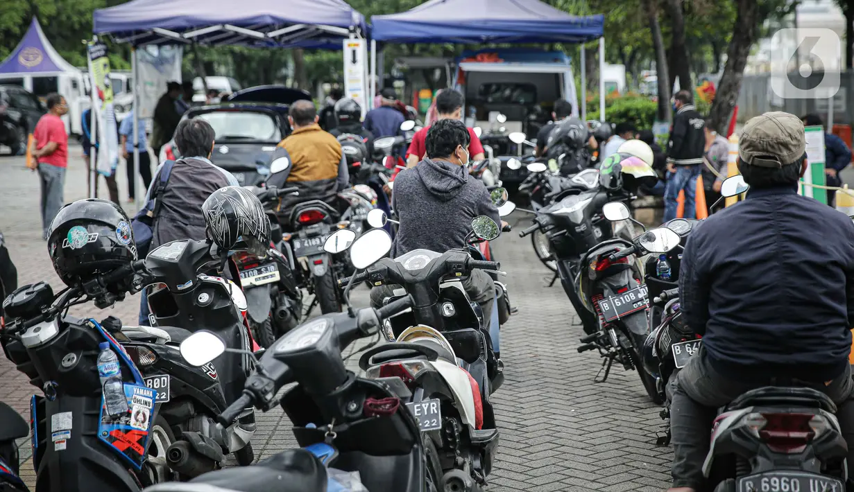 Sejumlah kendaraan antre untuk melakukan uji emisi gas buang kendaraan di Lapangan  Parkir IRTI Monas, Jakarta, Selasa (2/11/2021). Kendaraan yang tidak lolos uji emisi akan kena sanksi tilang berupa denda maksimal Rp 500 ribu untuk mobil dan Rp 250 ribu untuk motor . (Liputan6.com/Faizal Fanani)