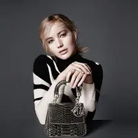 Jennifer Lawrence di pemotretan Dior (via dailymail.co.uk)