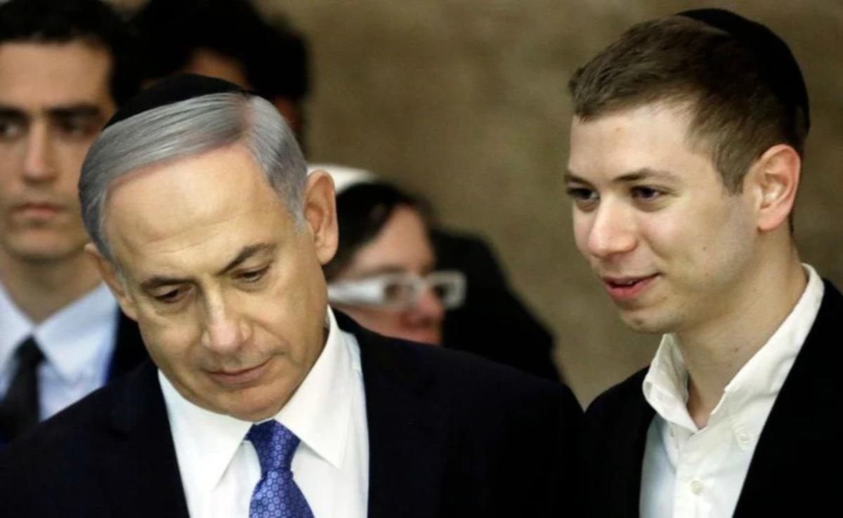 PM Israel Benjamin Netanyahu (kiri) dan putranya, Yair Netanyahu (AFP PHOTO)
