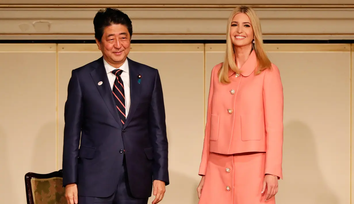 Ivanka Trump (kanan) didampingi Perdana Menteri Jepang Shinzo Abe saat menghadiri acara Majelis Wanita Sedunia (WAW!) di Tokyo, Jepang (3/11). (AFP Photo/Pool/Eugene Hoshiko)