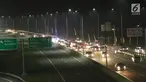 Sejumlah kendaraan pemudik melintasi Jalan Tol Pejagan-Pemalang di Brebes, Jawa Tengah, Jumat (23/6). Arus mudik di Jalan Tol Pejagan-Pemalang yang mengarah ke Brexit dan Gerbang Tol Kali Gangsa terpantau ramai lancar. (Liputan6.com/Gempur M Surya)