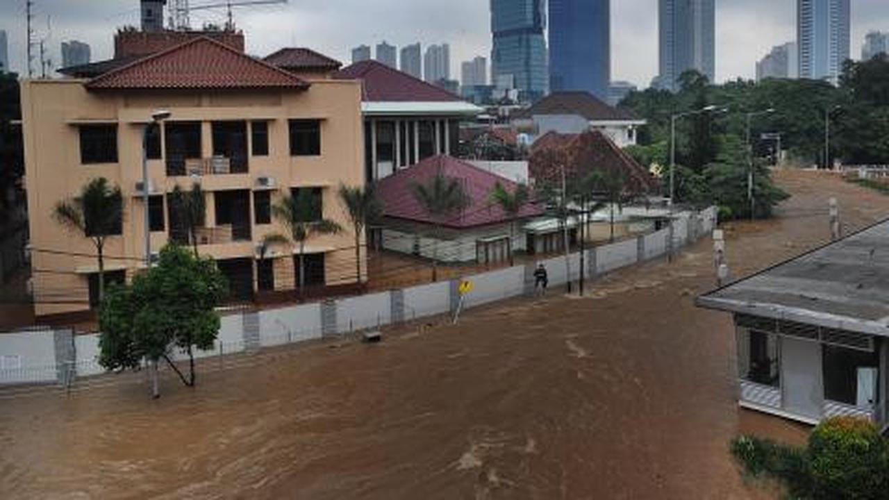 Sebelum pulang, Jokowi tengok Kanal Banjir Barat
