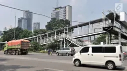 Arus lalu lintas di sekitar JPO Polda Metro Jaya, Jakarta, Selasa (8/5). Buntungnya JPO Polda Metro Jaya membingungkan sekaligus mengancam keselamatan para pejalan kaki yang ingin menyeberang. (Merdeka.com/Iqbal Nugroho)