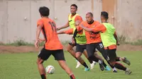 Pemain Persija Jakarta, Gustavo Almeida (dua kanan) mengontrol bola saat pertandingan internal sesama pemain dalam sesi latihan yang berlangsung di Nirwana Park, Bojongsari, Depok, Jawa Barat, Senin (20/11/2023). (Bola.com/Ikhwan Yanuar)