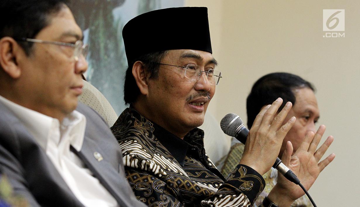 Pakar Hukum Tata Negara, Jimly Asshiddiqie memberikan pendapatnya saat diskusi Dialektika Demokrasi di Kompleks Parlemen, Senayan, Jakarta, Kamis (2/8). Diskusi tersebut membahas 'Kinerja Legislasi DPR RI'. (Liputan6.com/Johan Tallo)