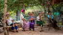 Perempuan Suku Kayan menunggu turis di luar kios suvenir mereka di Taman Chang Siam, Pattaya, Thailand, Rabu (12/2/2020). Chang Siam Park adalah salah satu primadona bagi wisatawan China di Pattaya  yang kini berangsur sepi karena penyebaran virus corona covid-19. (Mladen ANTONOV / AFP)