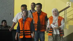 Hakim PN Tipikor Bengkulu nonaktif Dewi Suryana (kiri) bersama Syuhadatul Islamy (kanan) serta panitera pengganti, Hendra Kurniawan usai menjalani pemeriksaan lanjutan di Gedung KPK, Jakarta, Senin (25/9). (Liputan6.com/Helmi Fithriansyah)