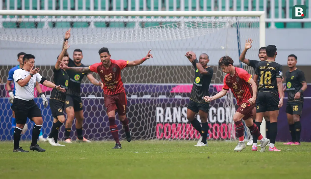 Pemain Rans Nusantara FC, Wander Luiz (tengah) merayakan gol penyeimbang 1-1 ke gawang Barito Putera saat laga pekan ke-7 BRI Liga 1 2022/2023 antara Rans Nusantara FC melawan Barito Putera di Stadion Pakansari, Bogor, Senin (29/8/2022). (Bola.com/Bagaskara Lazuardi)