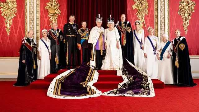 Potret resmi penobatan King Charles III