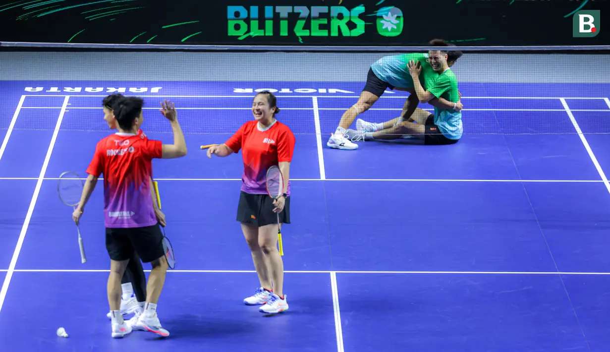 <p>Sabar Karyaman dan Ong Yew Sin dari Tim Blitzers merayakan kemenangan atas tim Rockets dalam laga pertama 3v3 Badminton XL 2025 yang berlangsung di Istora Senayan, Jakarta, Jumat (03/10/2025). (Bola.com/Bagaskara Lazuardi)</p>
