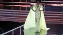 Miss Jamaica Davina Bannett berkompetisi di ajang kecantikan Miss Universe di Las Vegas, Minggu. Dengan gaun berjubah wanra kuning, ia melenggang penuh percaya diri  (26/11). (AP Photo/John Locher)