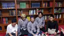 Kegiatan baru grup musik DMasiv bersama dengan penggemarnya. Ryan dan kawan-kawan menggelar ngaji bareng dengan penggemarnya. Tidak hanya itu, dalam acara itu juga ada ustadz yang membimbing. (Nurwahyunan/Bintang.com)
