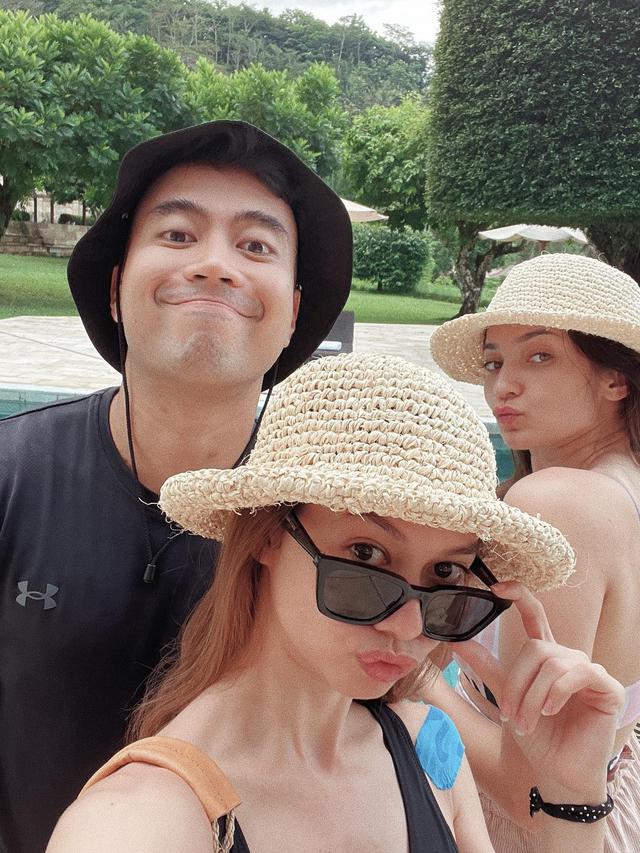 Liburan Bareng Vidi dan Yuki Kato, Ini 7 Potret Enzy Storia di Borobudur