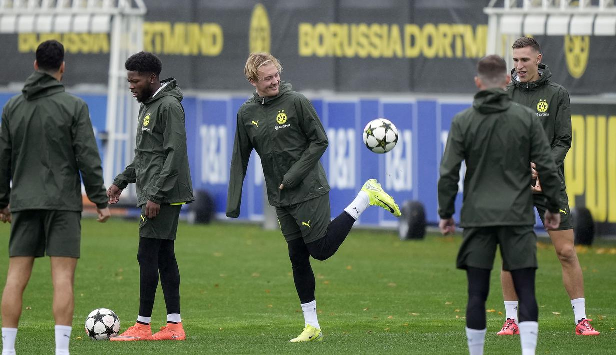 Pemain Borussia Dortmund, Julain Brandt (tengah) saat melakukan latihan menjelang laga lanjutan Liga Champions 2024/2025 melawan Real Madrid di tempat latihan Dortmund, Jerman, 21 Oktober 2024. (AP Photo/Martin Meissner)