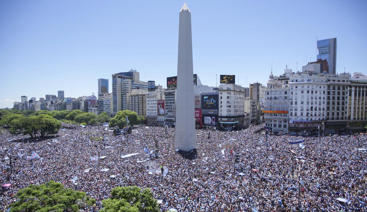 Lautan manusia menyambut pemain Timnas Argentina saat menggelar parade juara Piala Dunia di kota Buenos Aires, Selasa (20/12/2020). (AP Photo/Matilde Campodonico)