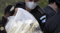 Polisi anti narkotika membawa sekantong paket kokain yang akan dibakar di Guatemala City (AP)