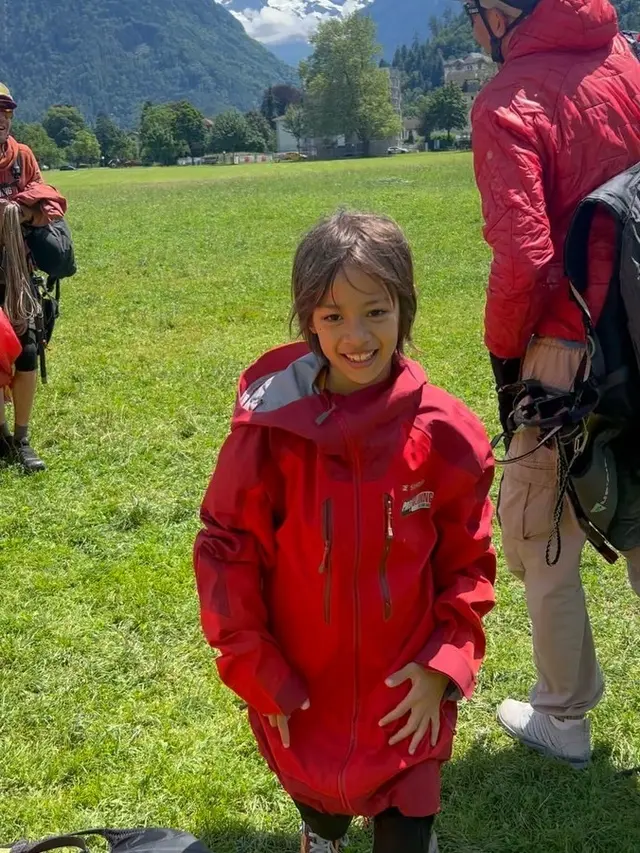 7 Potret Sabai Morscheck Naik Paragliding Bareng Anak di Swiss
