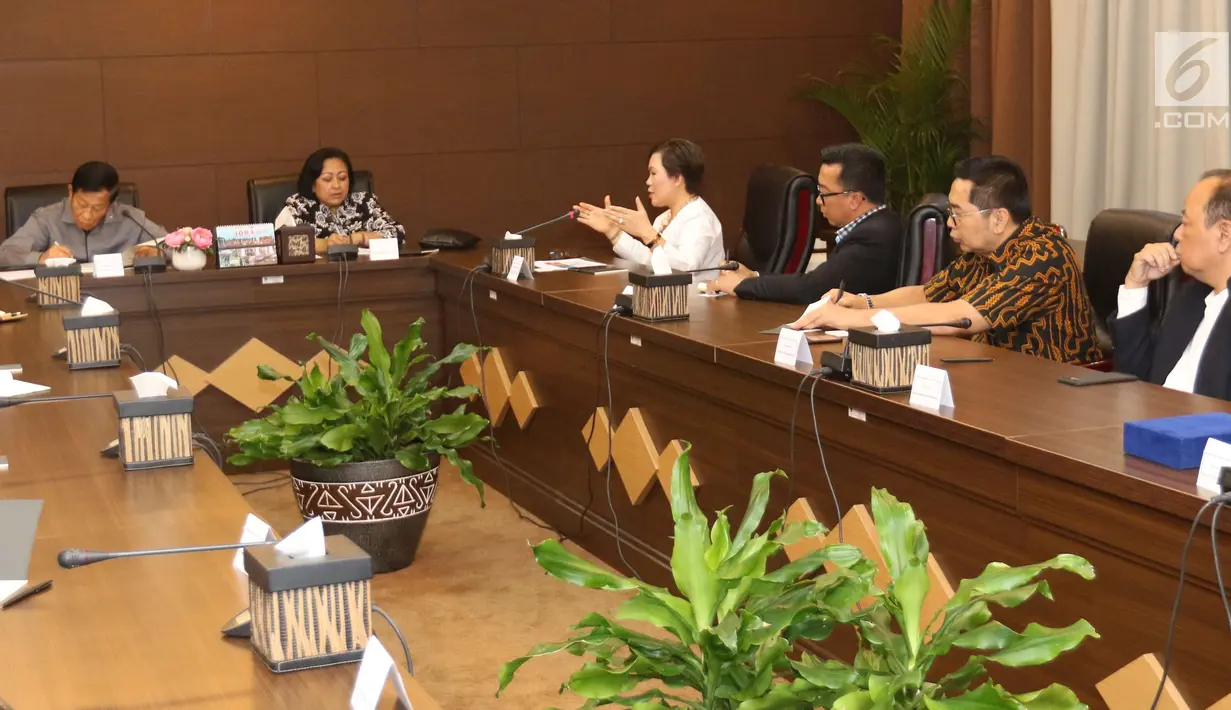 Suasana pertemuan antara petinggi EMTEK Group dengan Dewan Pertimbangan Presiden (Wantimpres) di Jakarta, Jumat (18/5). Pertemuan ini merupakan silaturahmi sekaligus pengenalan program-program yang ada di SCM. (Liputan6.com/Angga Yuniar)