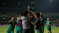 Para pemain Persebaya Surabaya merayakan gol ke gawang Bhayangkara FC yang dicetak Ahmad Nufiandani dalam babak penyisihan Grup C Piala Presiden 2022 antara Bhayangkara FC melawan Persebaya Surabaya di Stadion Gelora Bandung Lautan Api, Bandung, Senin (13/06/2022). (Bola.com/Bagaskara Lazuardi)