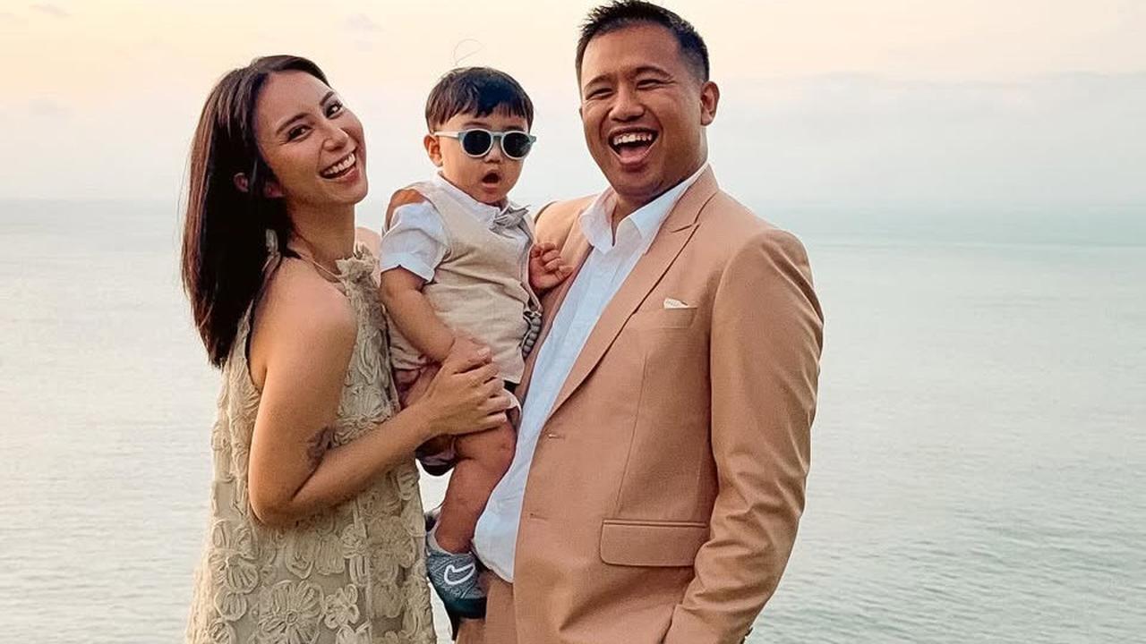 Jadi Orangtua, Joshua Suherman dan Clairine Clay Kompak Urus Anak Tanpa Bantuan Babysitter