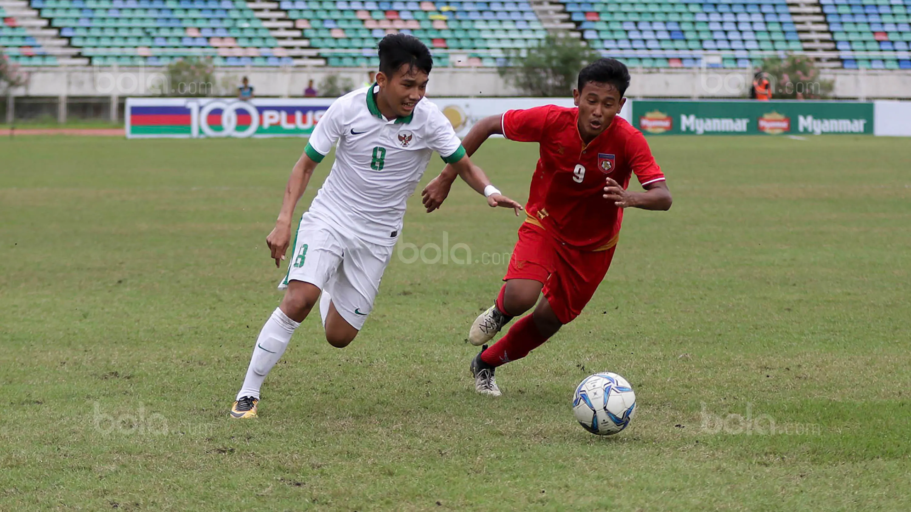 Pemain Timnas Indonesia U-19, Witan Sulaeman, saat pertandingan melawan Myanmar pada laga Piala AFF U-18 di Stadion Thuwunna, Minggu (17/9/2017). Indonesia menang 7-1 atas Myanmar. (Liputan6.com/Yoppy Renato)