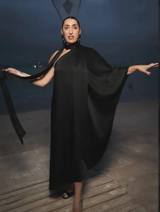 potongan dress statement asimetris juga berhasil ciptakan gaya yang begitu menawan. [Foto: Michael Kors.dok]