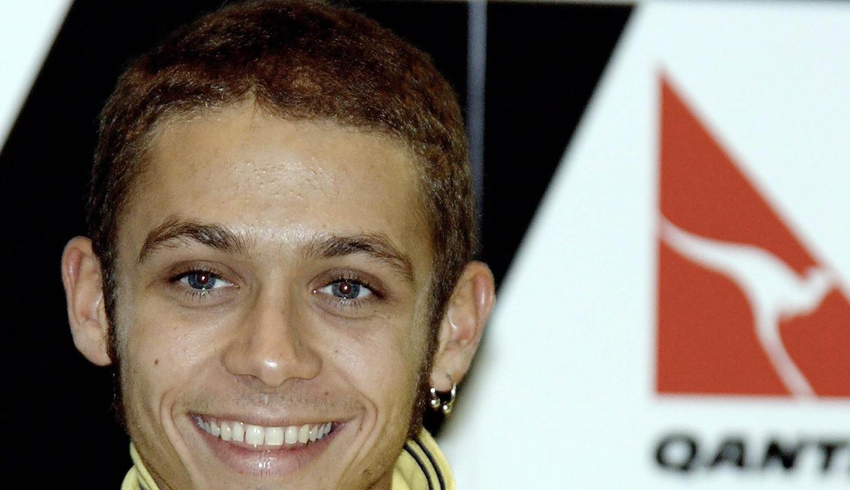 Tahun 2001, Valentino Rossi tampil dengan rambut diwarnai coklat tua. (AFP/Paul Crock)