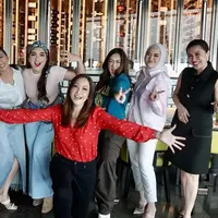 Setelah sampai di Tanah Air, Ashanty langsung kumpul dengan geng arisan Sugar Mama. Dalam geng tersebut terlihat ada Maia Estianty dan Nafa Urbach. [Instagram/maiaestiantyreal]