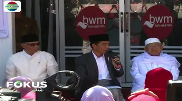 Usai meninjau Bank Wakaf, presiden juga menyempatkan diri membagikan kartu Indonesia pintar dan kartu program keluarga harapan.