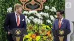 Presiden Joko Widodo (kanan) dan Raja Belanda Willem Alexander menyampaikan keterangan bersama di Istana Bogor, Jawa Barat, Selasa (10/3/2020). Raja dan Ratu Belanda mengunjungi Indonesia untuk peningkatan kerja sama bilateral bidang ekonomi dan sumber daya manusia. (Liputan6.com/Faizal Fanani)