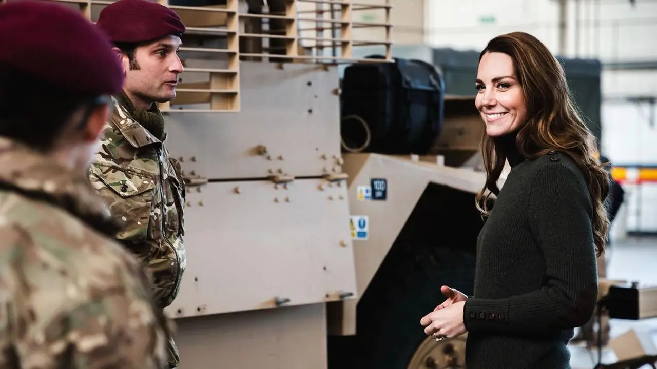 Potret Garang Kate Middleton Kenakan Seragam Militer Angkatan Udara