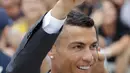 Cristiano Ronaldo menyapa suporter Juventus saat tiba di pusat layanan kesehatan Juventus (J-Medical), Turin, Italia, (16/7). Ronaldo akan mengenakan nomor punggung 7, seperti yang dikenakannya di Real Madrid. (AP Photo/Luca Bruno)
