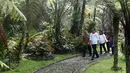 Presiden Jokowi bersama Ibu Iriana Jokowi mengunjungi Kebun Raya Cibodas, Jawa Barat, Minggu (26/6). (Foto: Setpres)
