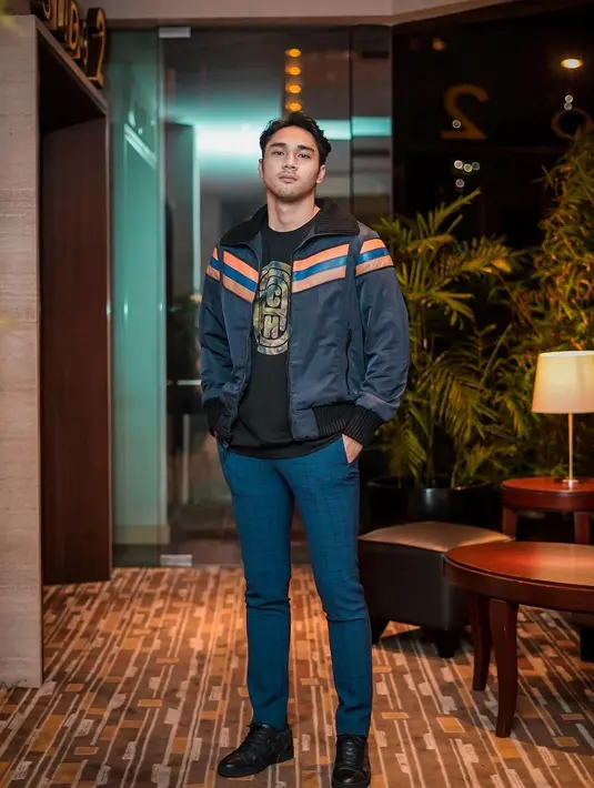 Menghadiri premier film Rasuk 2, Achmad Megantara mendandani dirinya dengan outfit dari Coach. Memadukan t-shirt hitam dengan stripe bomber jacket. Jaket ini senada dengan slim fit pants yang ia kenakan. (instagram/megantaraaa)