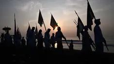 Masyarakat Bali berjalan untuk berdoa selama upacara Melasti di salah satu pantai, Denpasar, Bali, pada 8 Maret 2024. (SONNY TUMBELAKA/AFP)