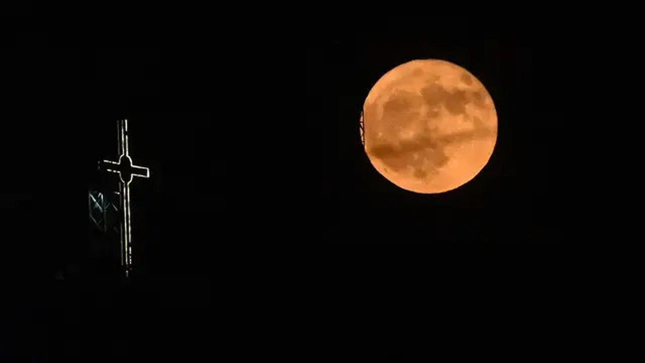 Potret Penampakan Fenomena Strawberry Moon di Sejumlah Negara