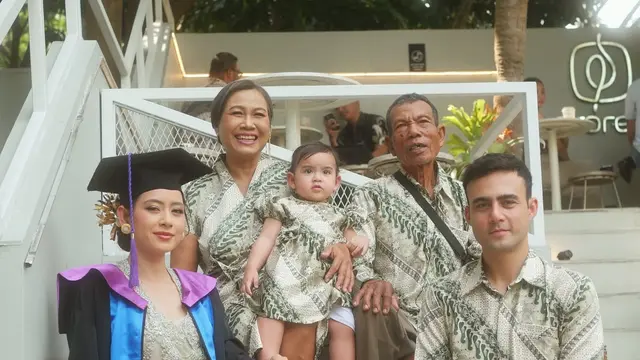 Keluarga Laura Theux saat hadir wisuda. [@laura_theux]