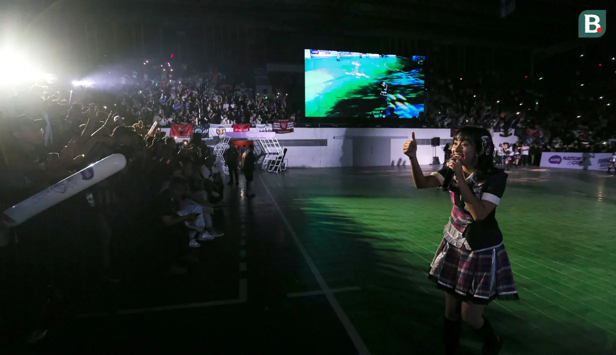 Personil JKT48, Freya menyapa para penggemar di acara puncak Grand Final AXIS Nation Cup 2023 yang berlangsung di Istora Senayan, Jakarta, Minggu (15/10/2023). (Bola.com/Bagaskara Lazuardi)