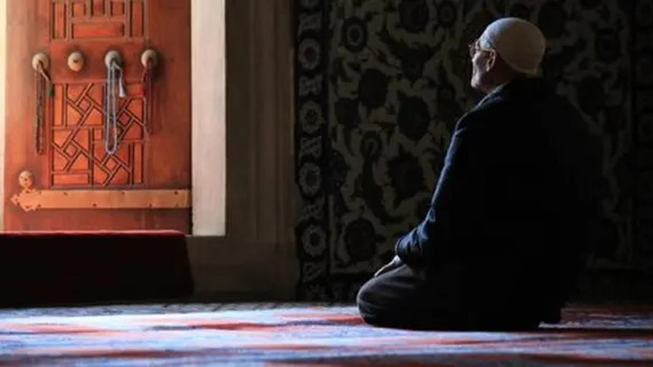 6 Tips Ustadz Khalid Basalamah agar Sholat Khusyuk, Ibadah makin Sempurna