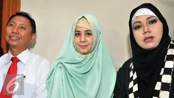 Risty Tagor (tengah) bersama kuasa hukumnya menunggu sidang perceraian yang digelar di Pengadilan Agama Jakarta Selatan, Senin (28/9/2015). sidang perdana Risty Tagor dan Stuart Collin akan dilanjutka sampai 12 oktober 2015. (Liputan6.com/Herman Zakharia)