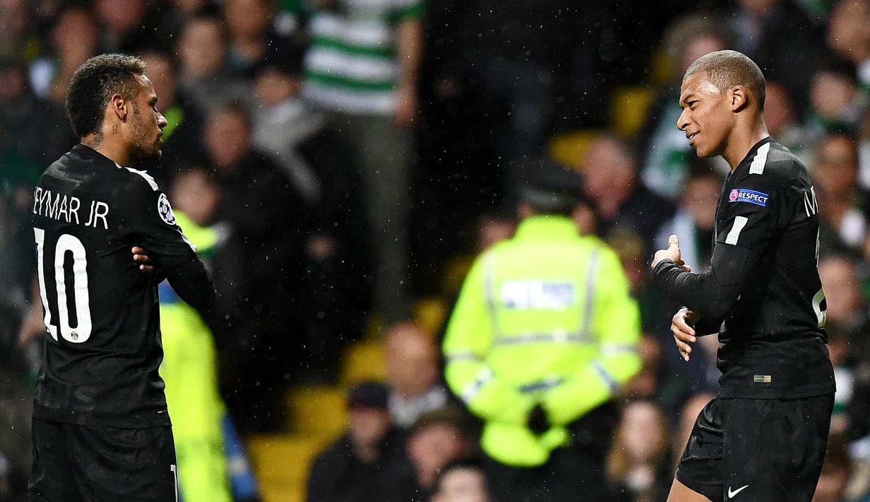 Selebrasi pemain PSG, Kylian Mbappe (kanan) dan Neymar setelah meobobl gawang Celticpada laga grup B Liga Champions di Celtic Park, Glasgow, (12/9/2017). Neymar, Mbappe dan Cavani semakin kompak saat bermain bersama. (AFP/Franck Fife)
