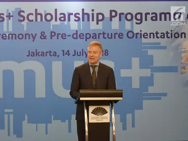 Duta Besar Uni Eropa untuk Indonesia, Vincent Guérend memberikan sambutan pada acara penerima beasiswa Erasmus+ untuk 240 mahasiswa dan dosen Indonesia di Jakarta, Sabtu (14/7). Penerima beasiswa akan menempuh studi di perguruan tinggi.(Liputan6.com)